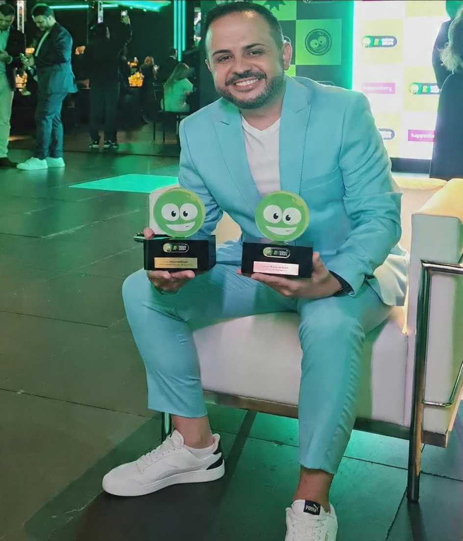Henrique Sidney com dois troféus do Prêmio Reclame AQUI